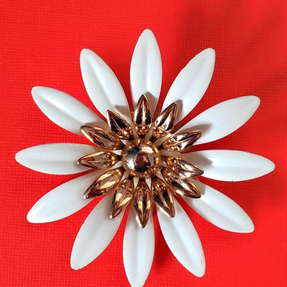 Sarah Coventry Vintage Flower Brooch Gold&White - Picture 2 of 8